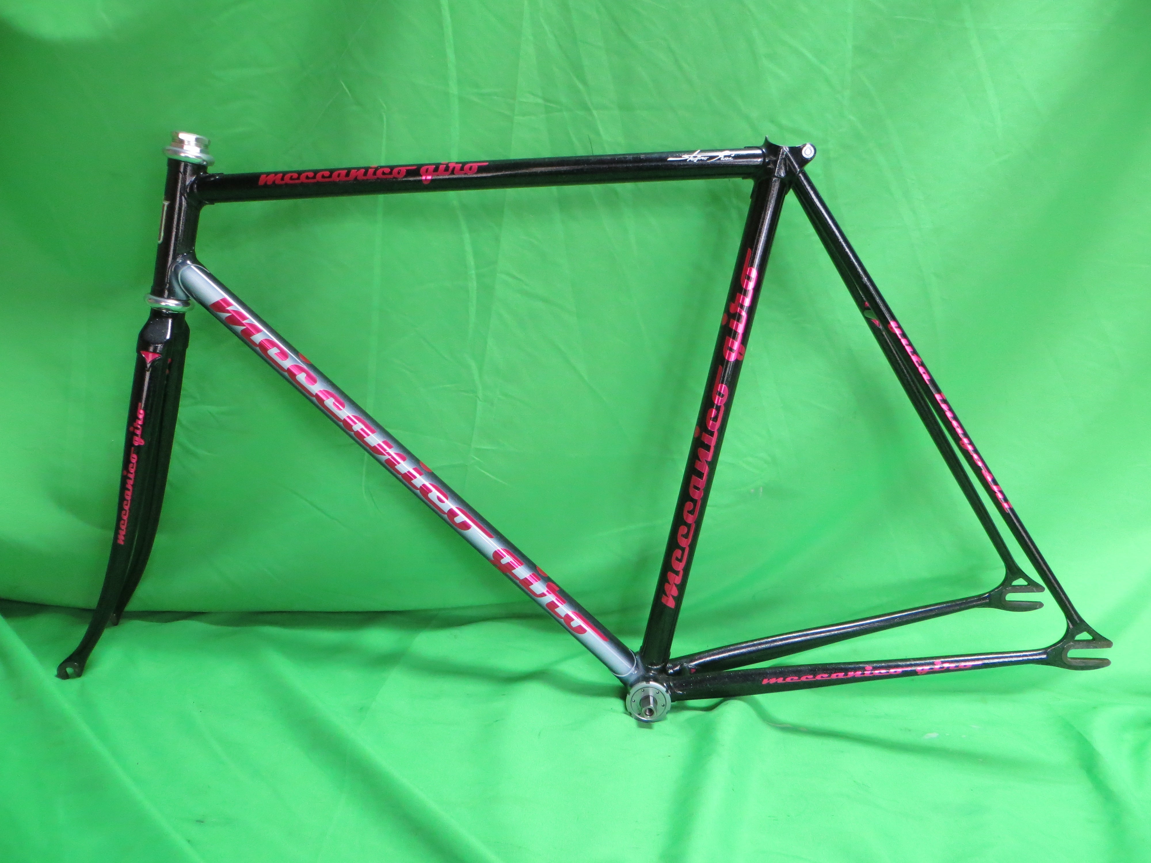 Giro // Black White Fade with Fine Silver Flake // 53.5cm