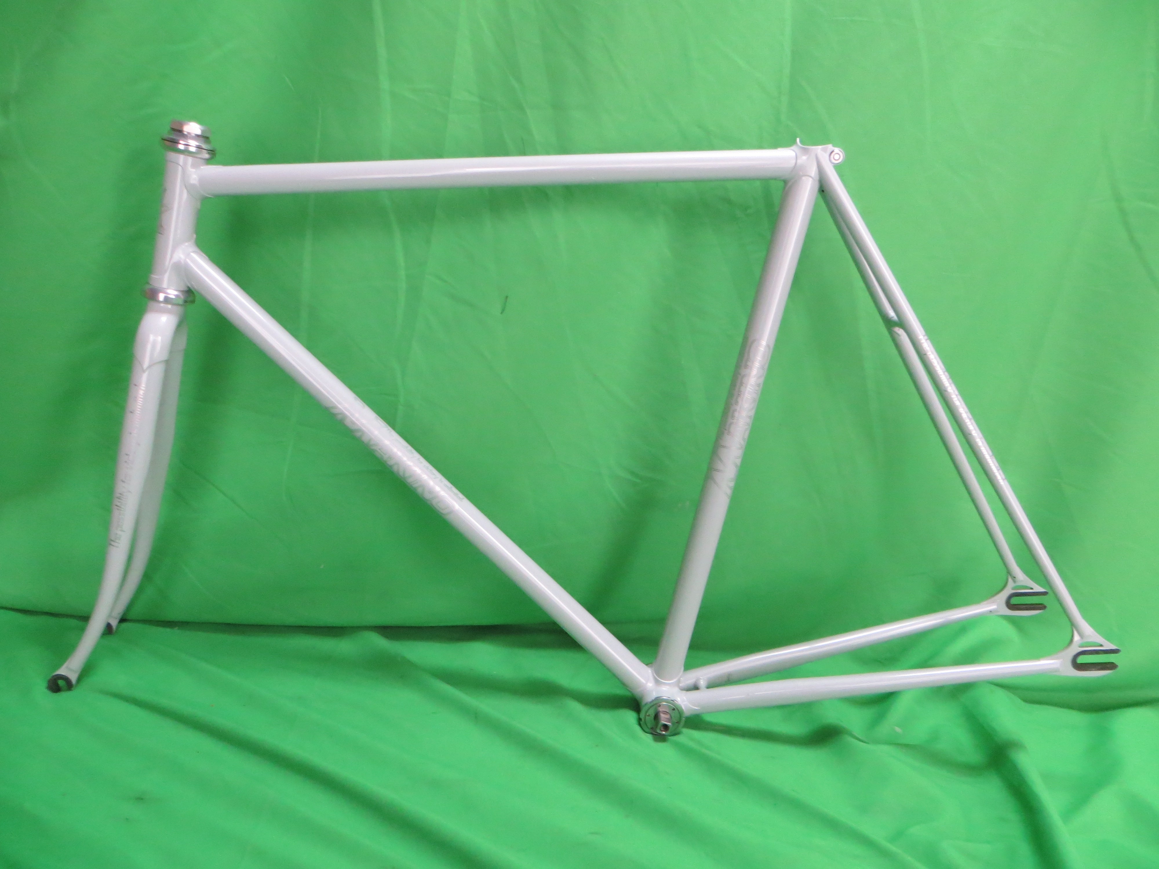 Makino // Off White // 54.5cm