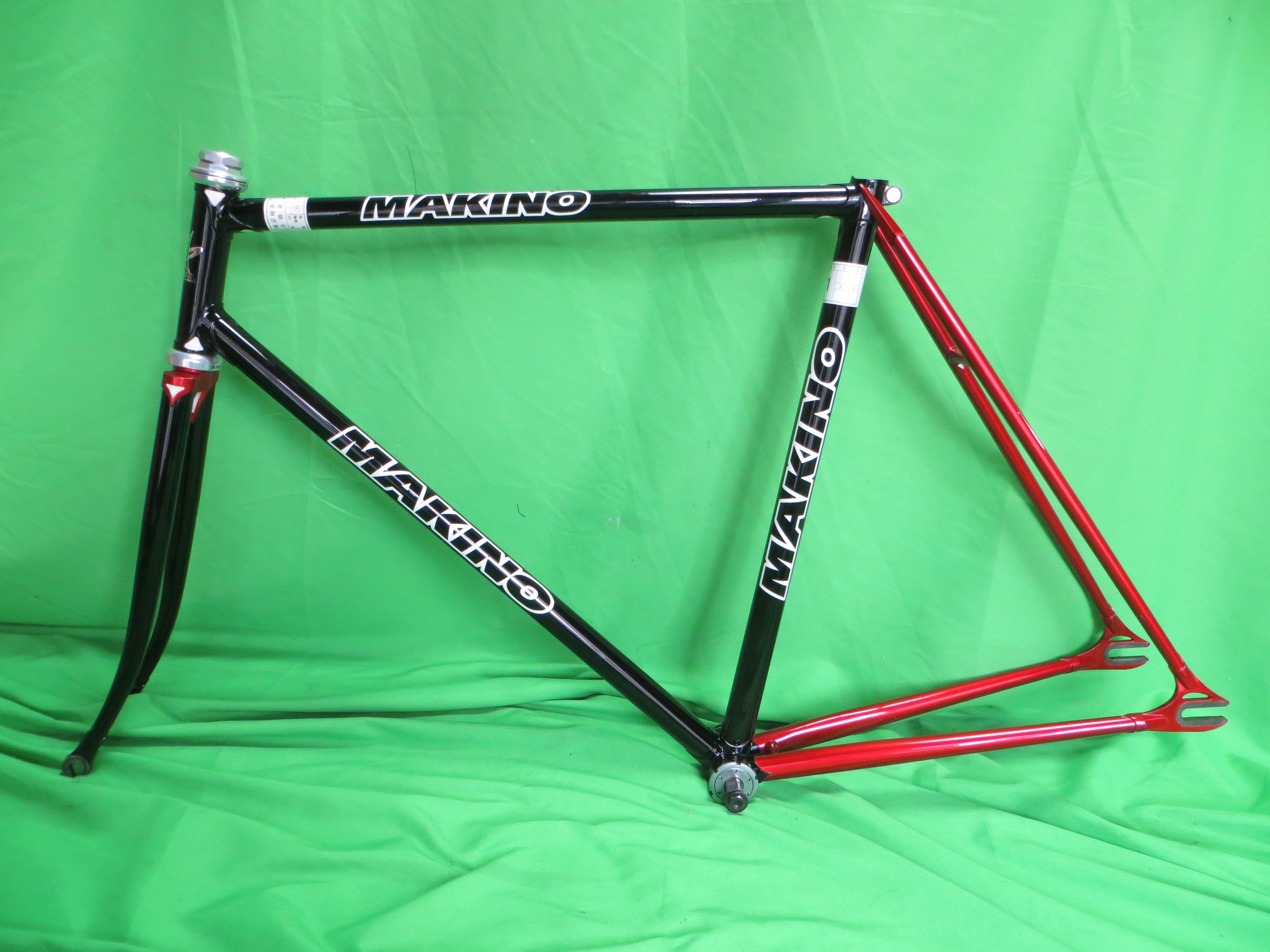Makino // Black / Red Metallic // 53cm