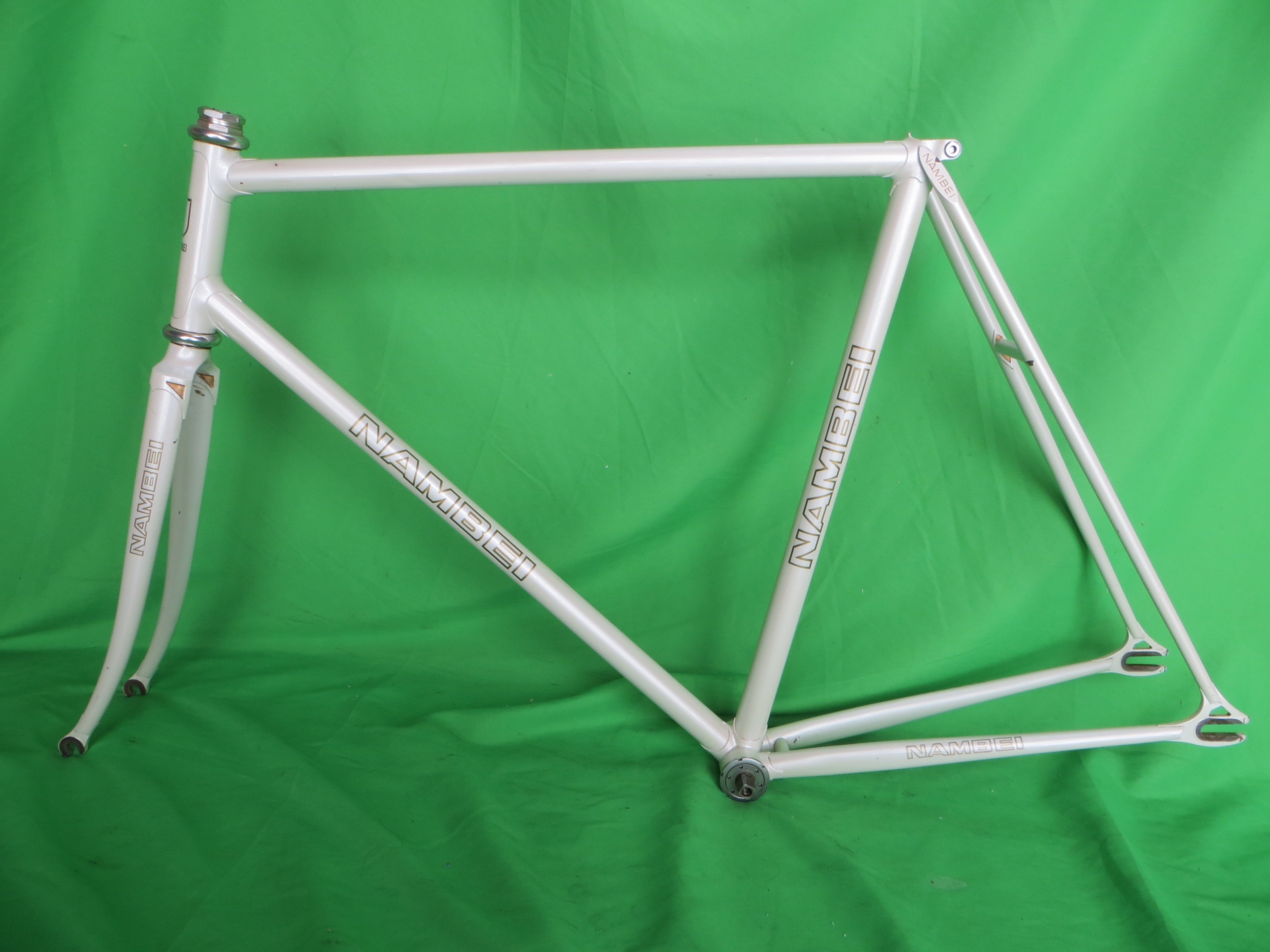NAMBEI // White // 55.5cm