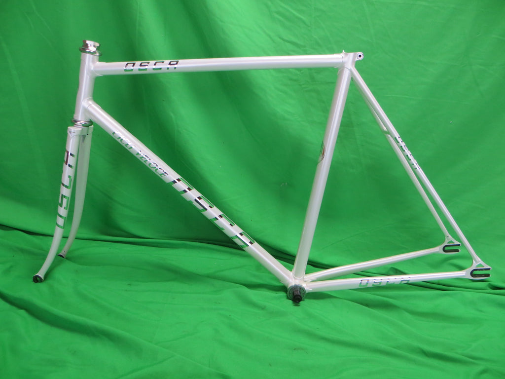 Osca // White  // 53.5cm