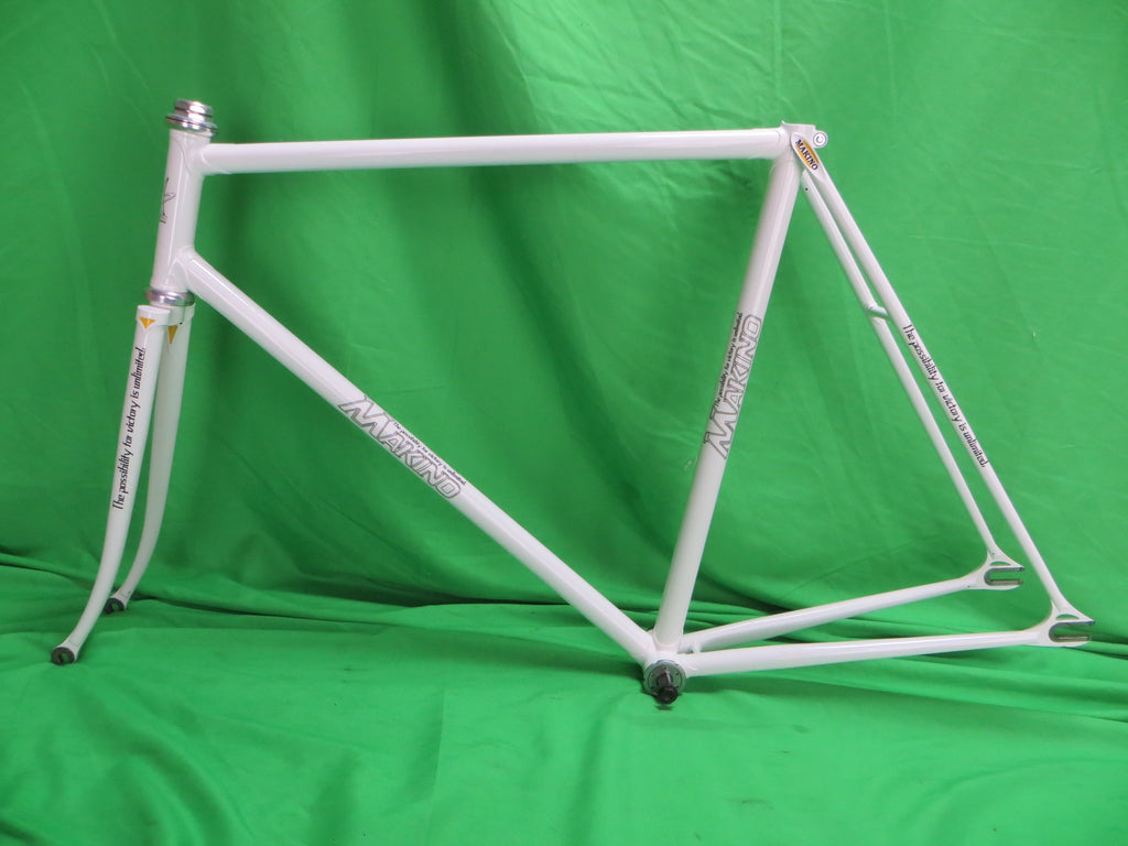 Makino // White // 55.5cm