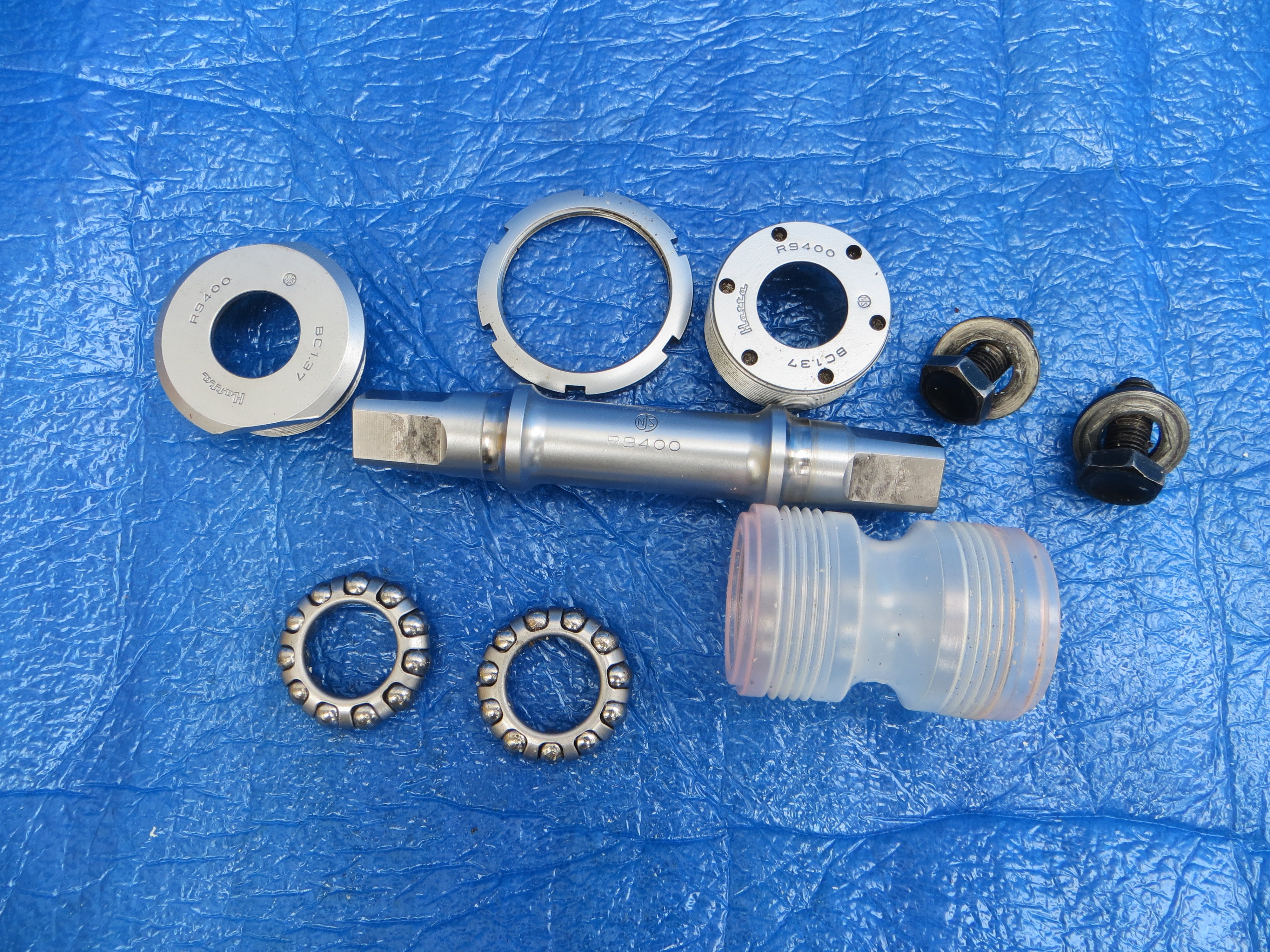 Hatta R9400 Track Bottom Bracket Set (NJS) - Bottom Brackets