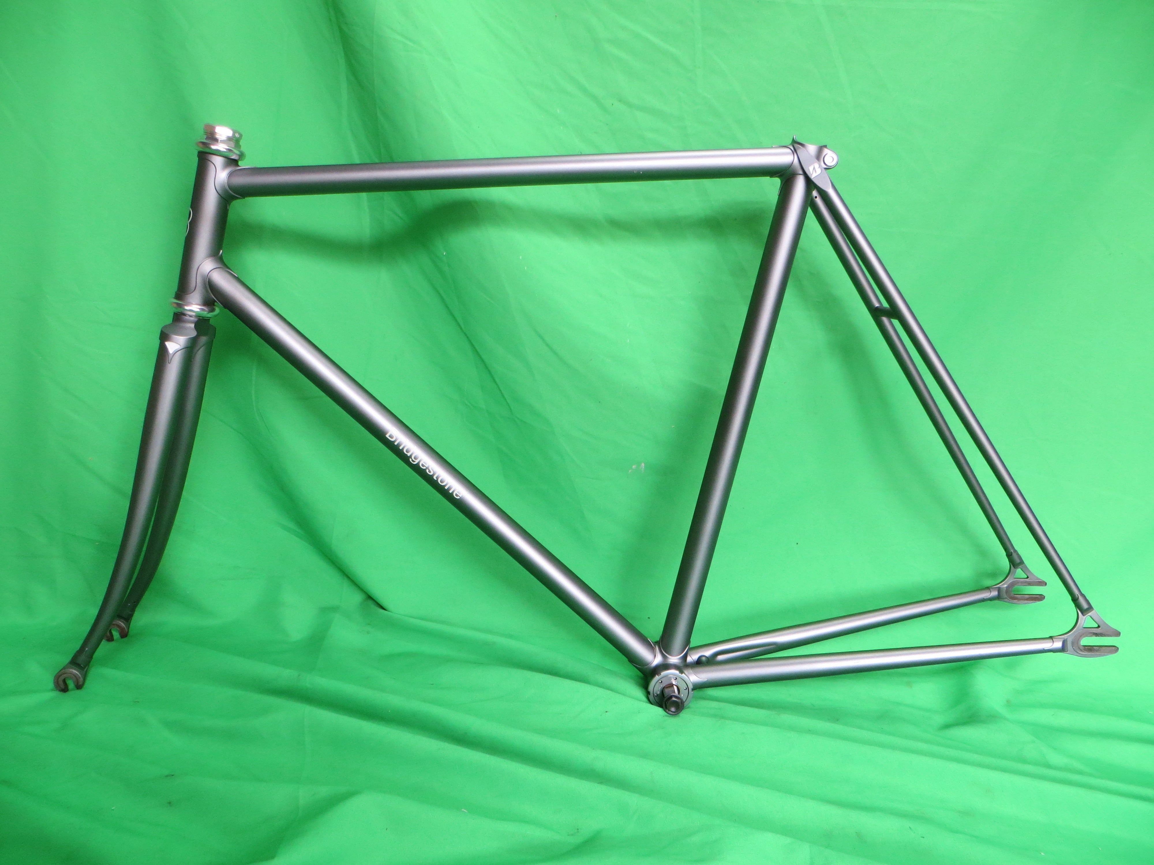 Bridgestone // Matte Gray // 53cm