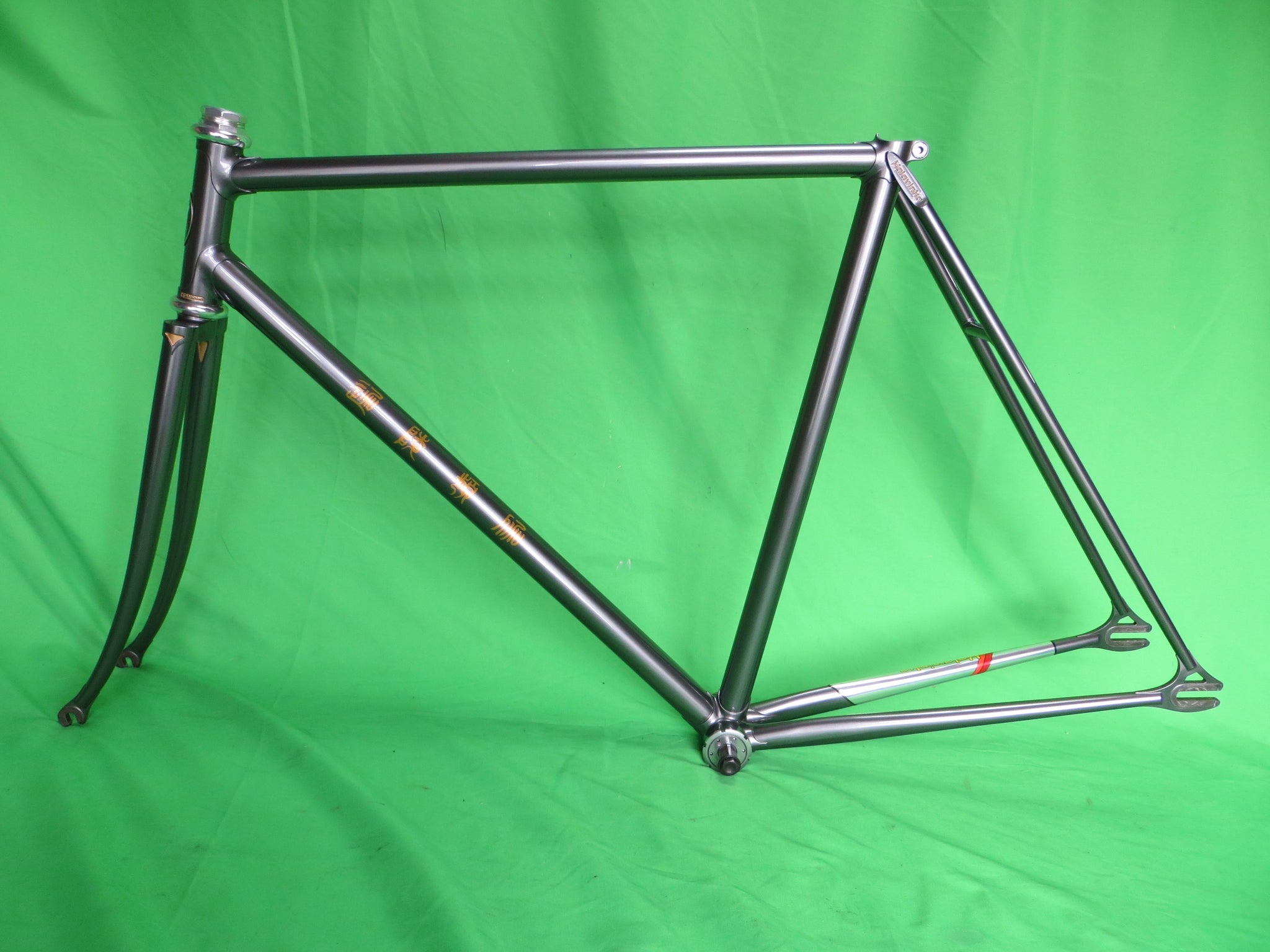 Kalavinka // Gray Metallic  // 53.5cm