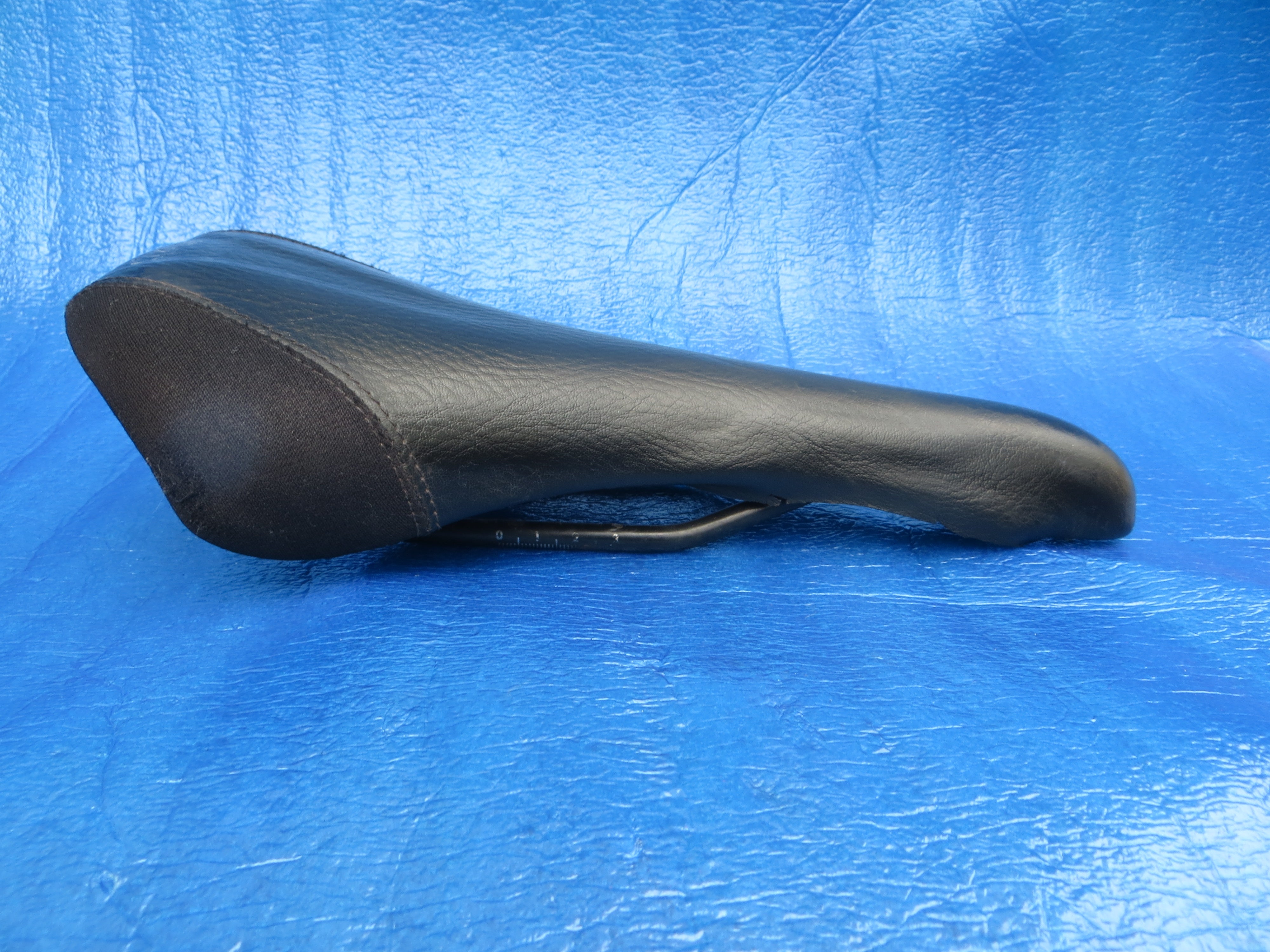 Selle ITALIA 44mm Rail PADDED Saddle Non NJS (24102606)