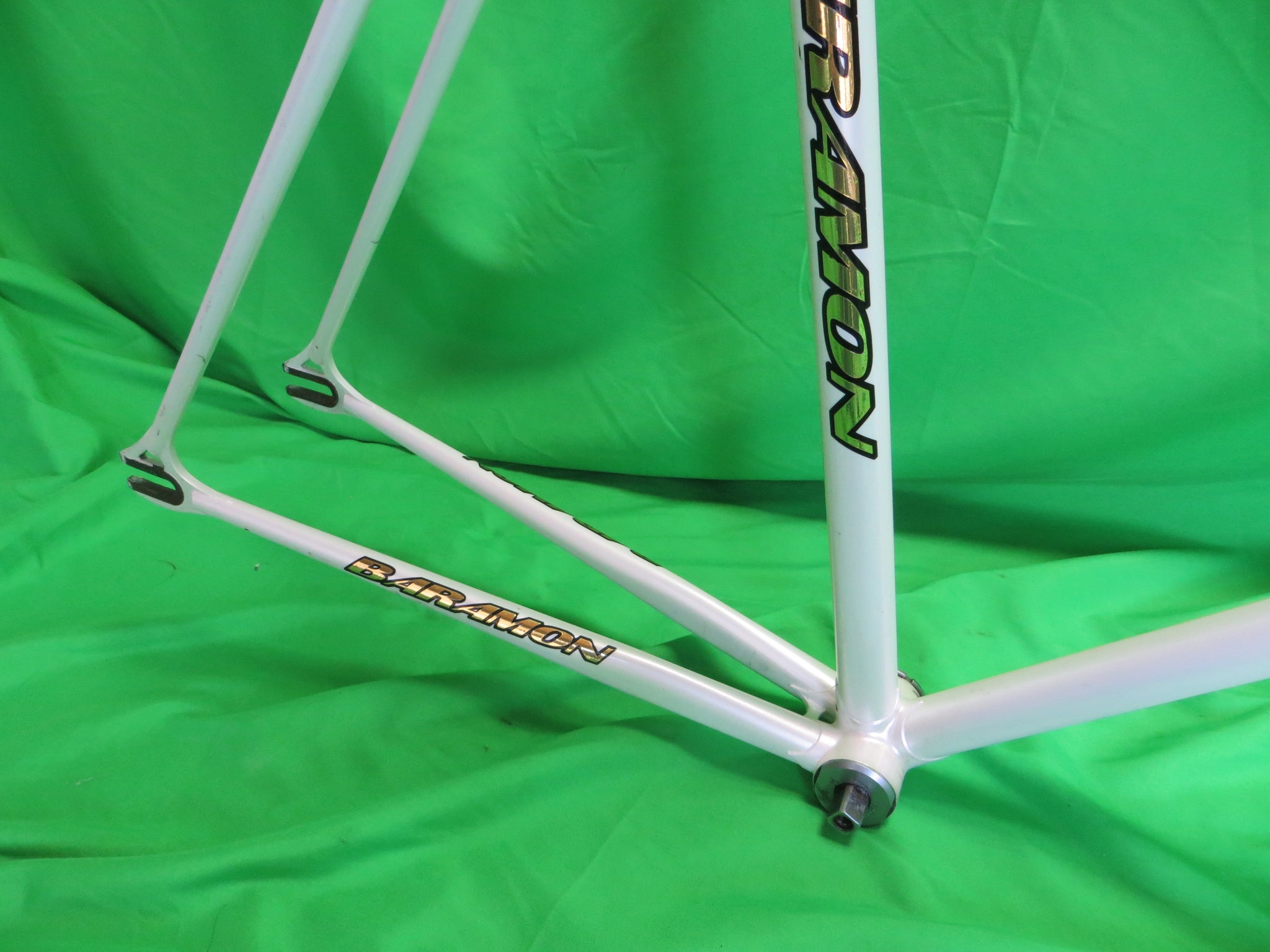 Baramon // White // 56cm – NJS EXPORT