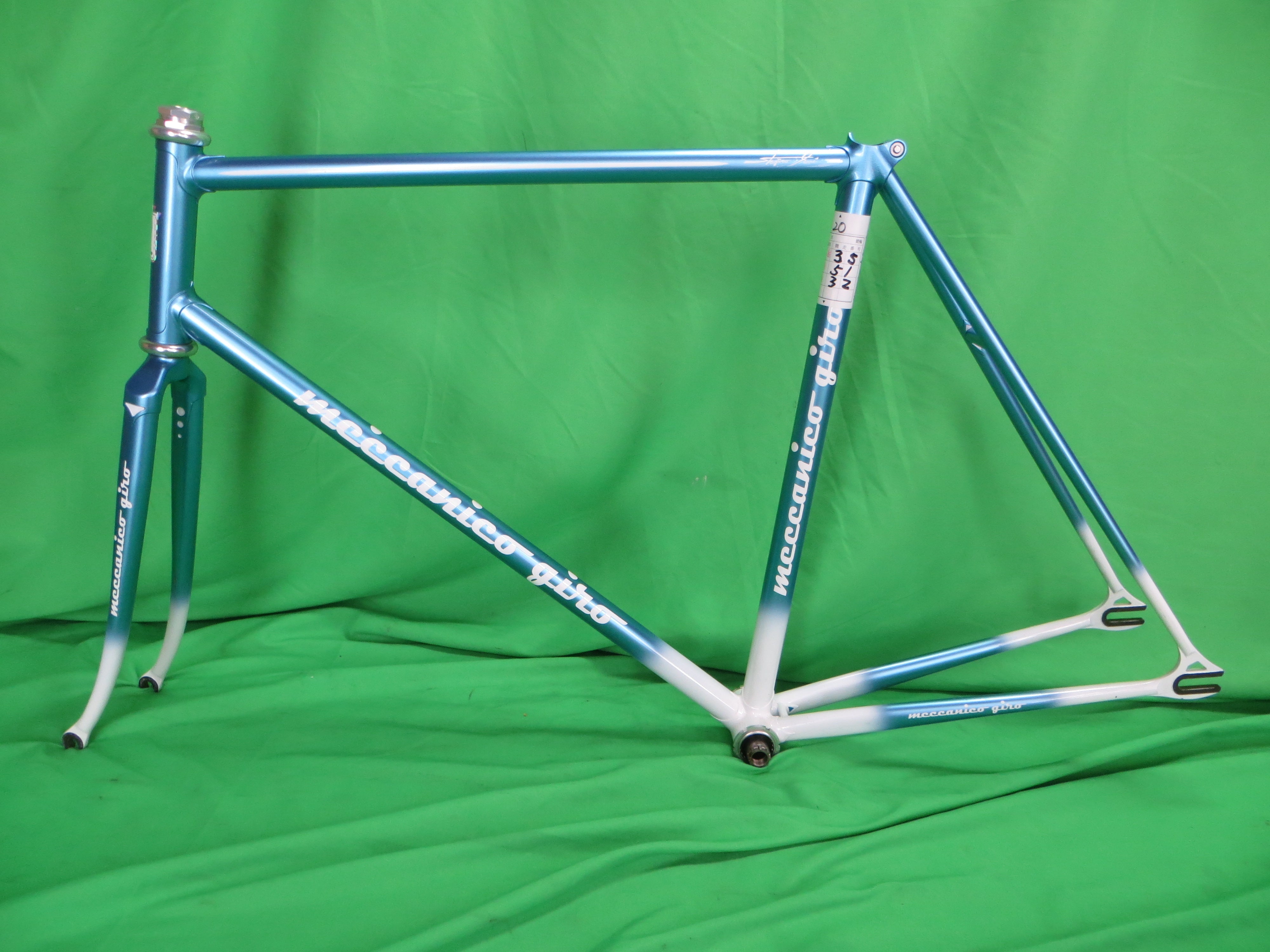 Giro // Sky blue metallic / White Fade  // 53.5cm