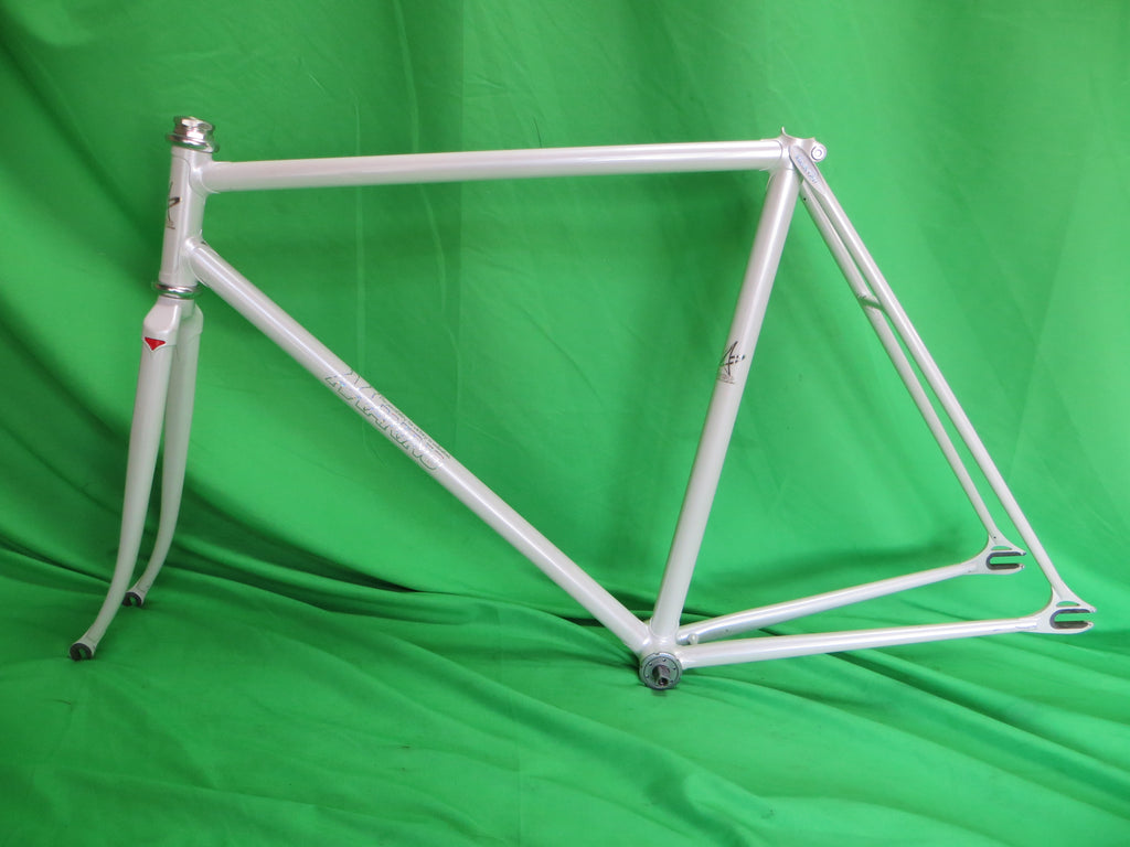 Makino // White // 53cm