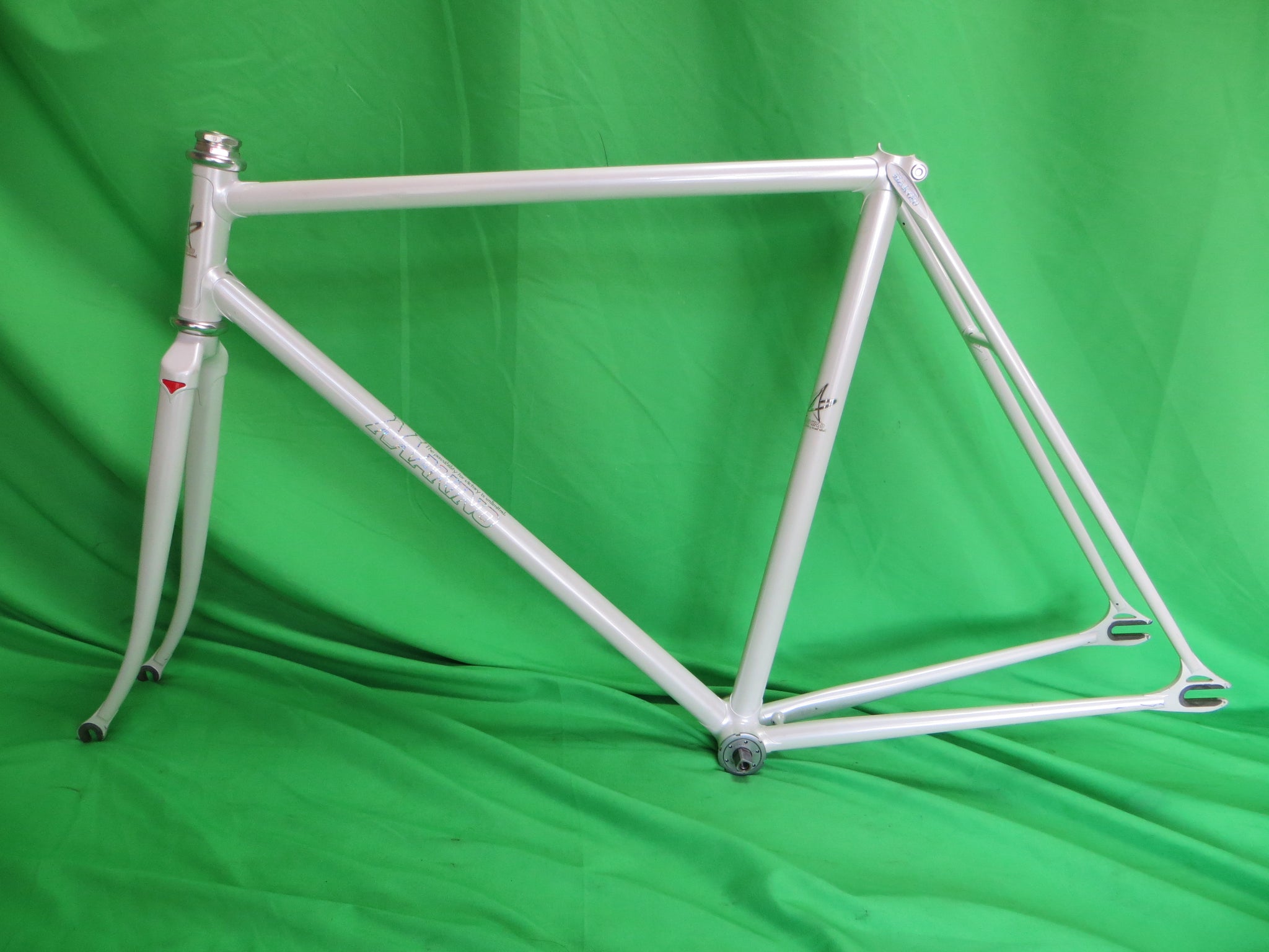 Makino // White // 53cm