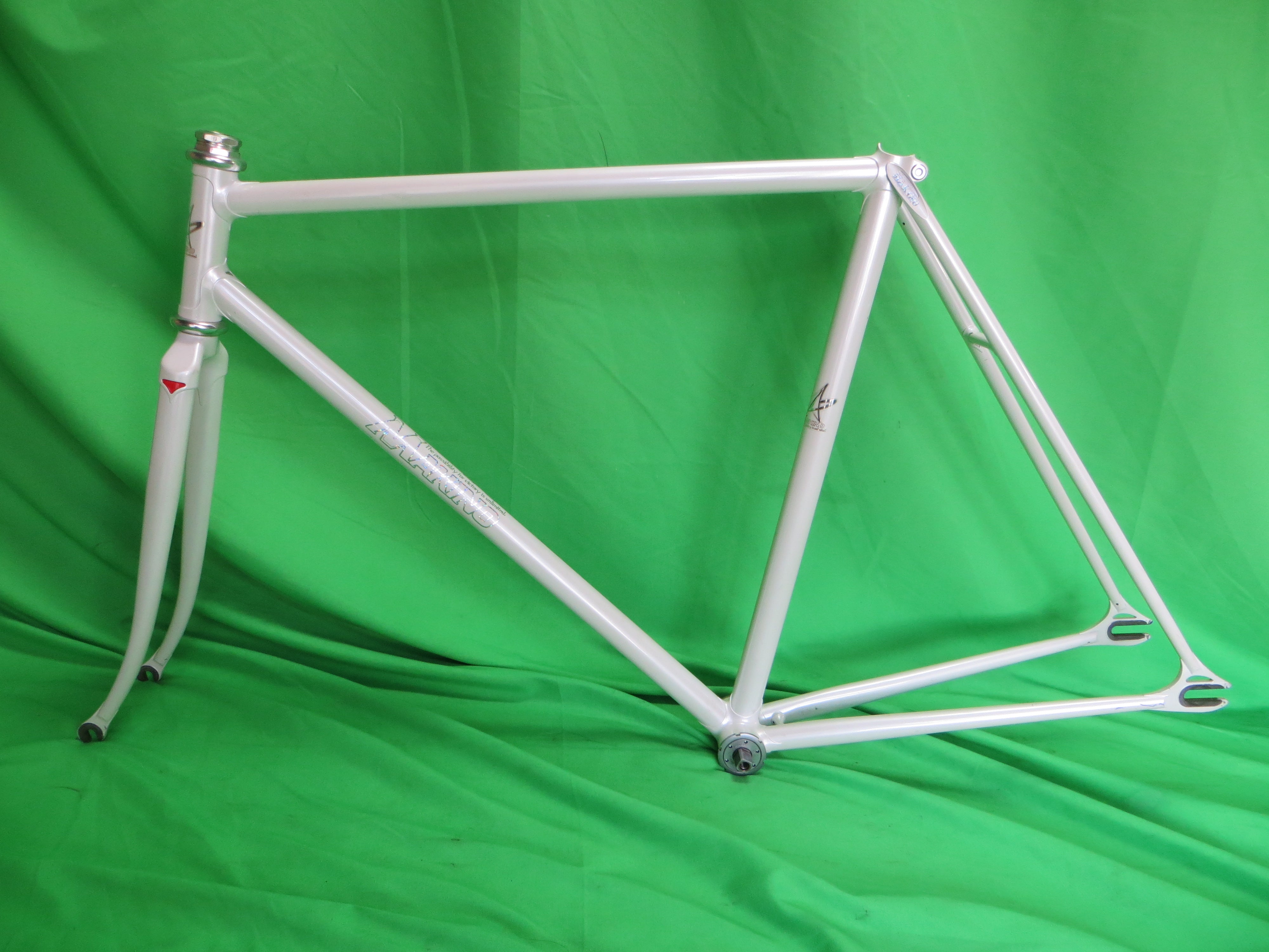 Makino // White // 53cm
