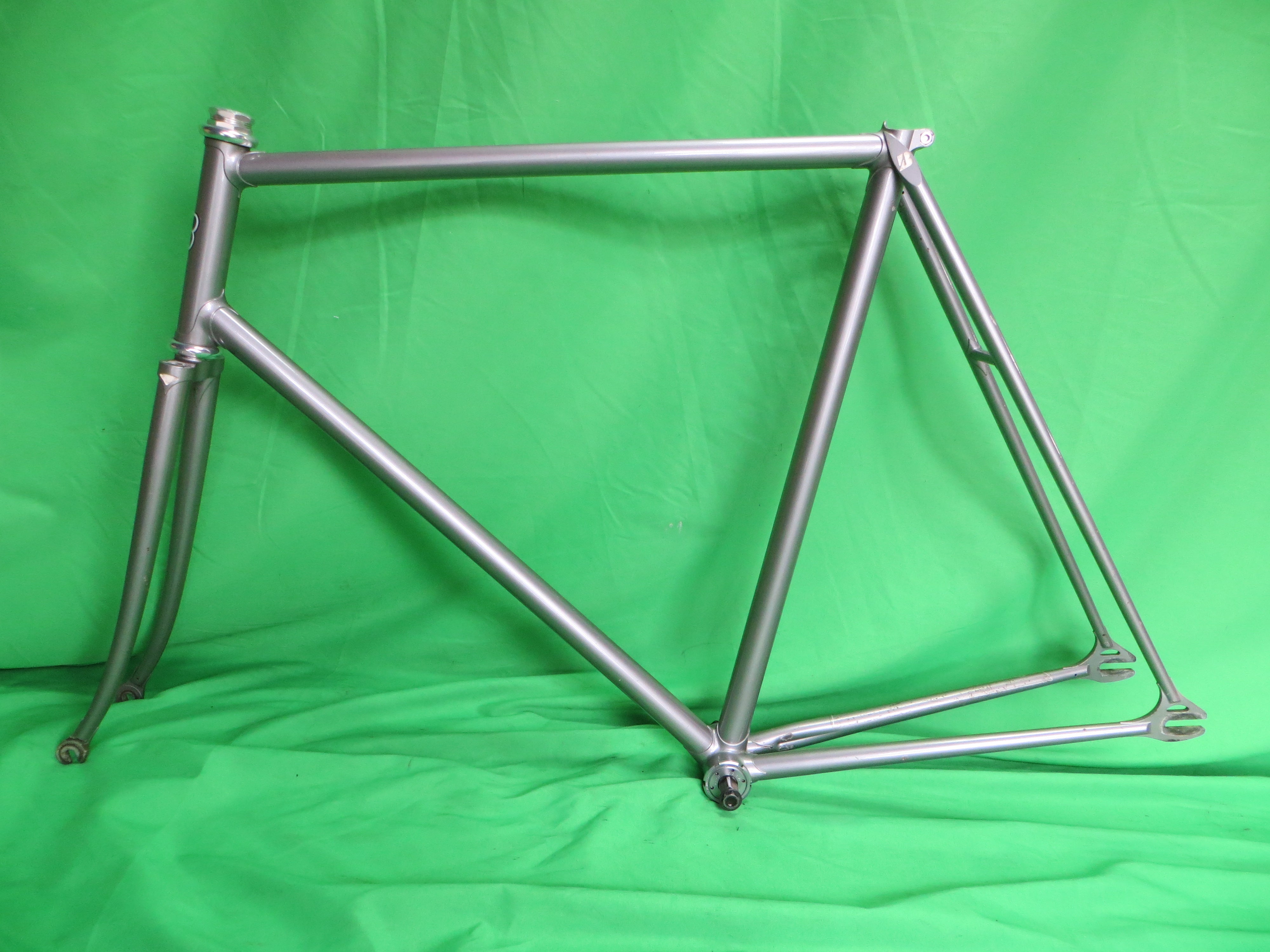 Bridgestone // Gray Silver // 57.5cm