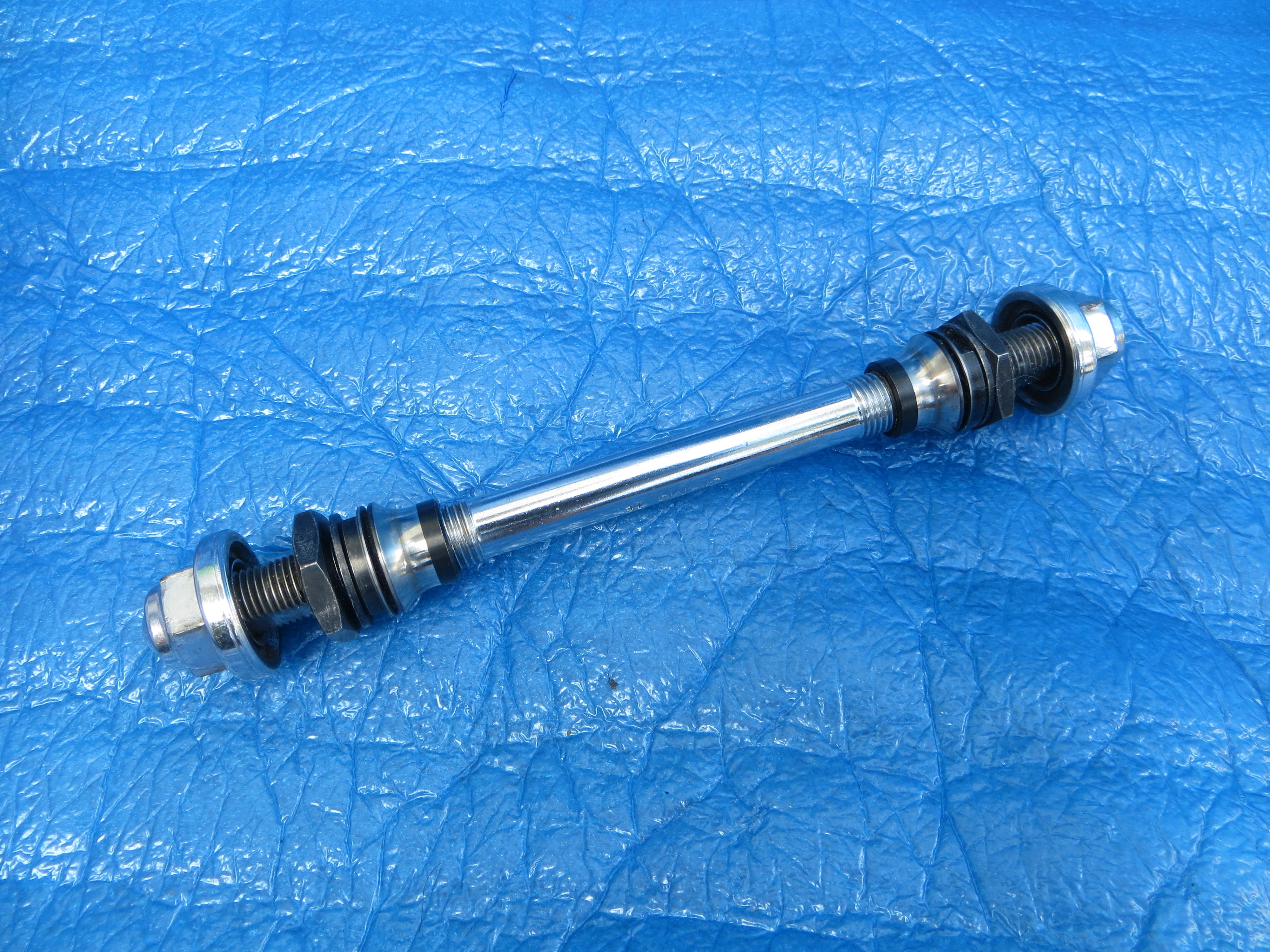 Shimano Dura Ace HB-7600 8mm Rear Axle with hub nuts and cones (25092107)