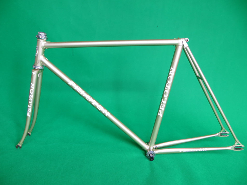 Peloton // Goldish-Silver // Sloping // 53cm