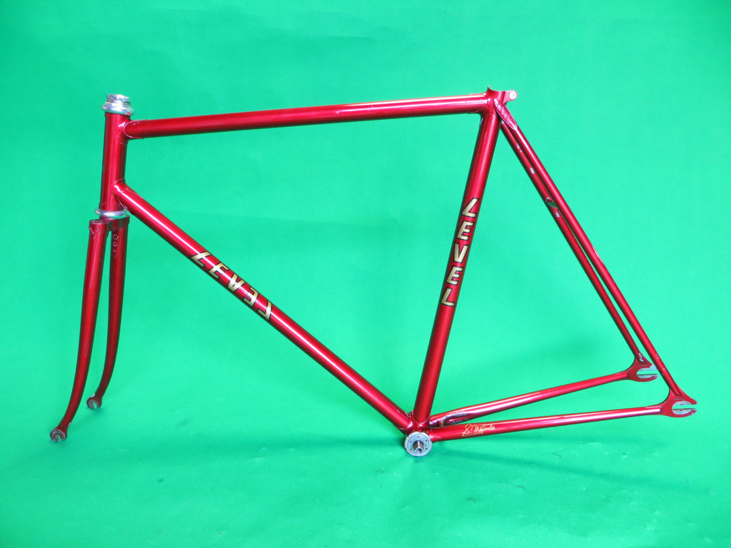 LeveL // red metallic '94 // 54.5cm