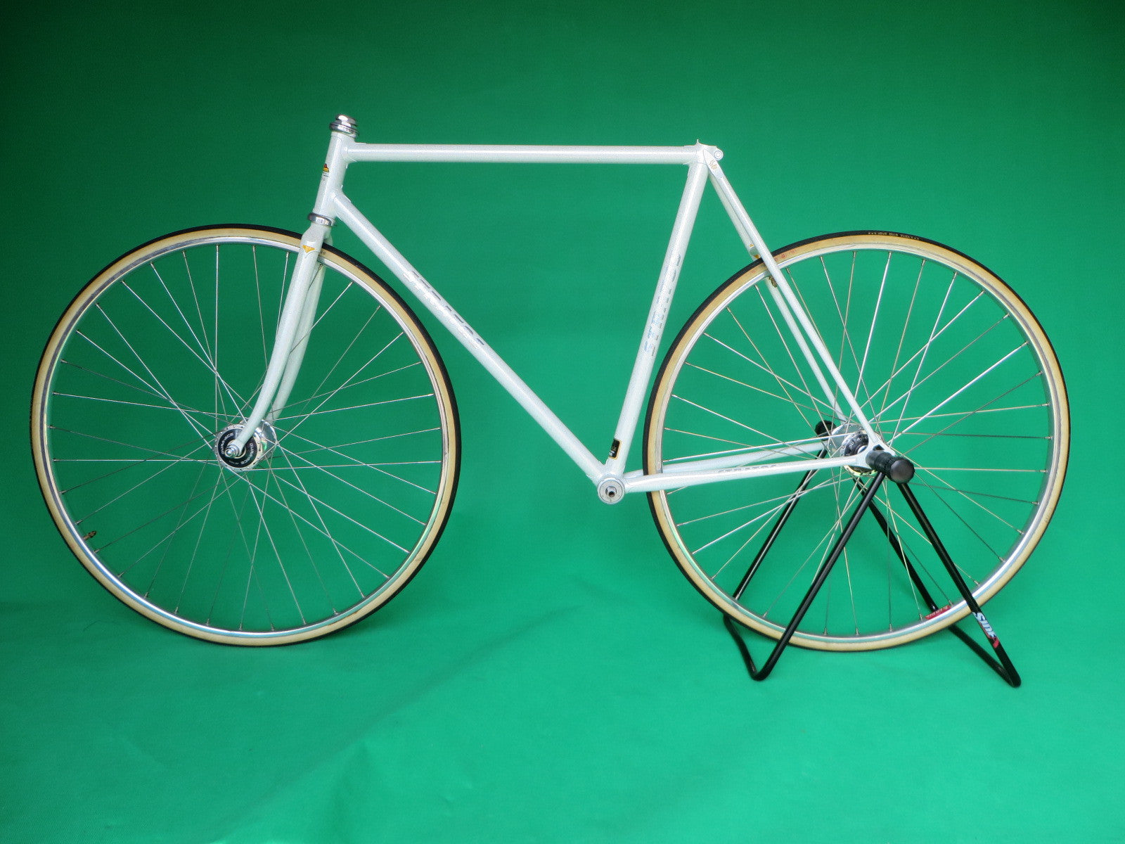 Stratos White S-Class No.2 (53.5cm) – NJS EXPORT