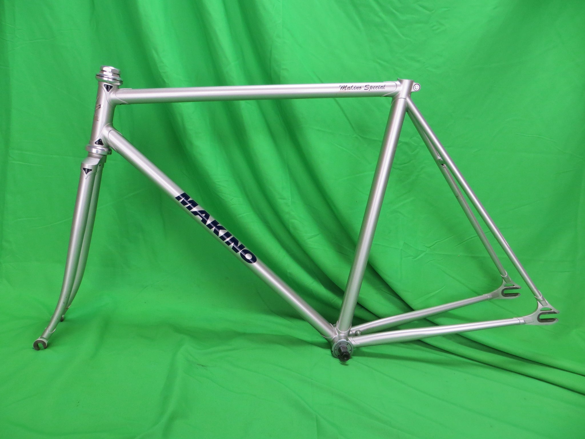 Makino  // Silver // 52cm