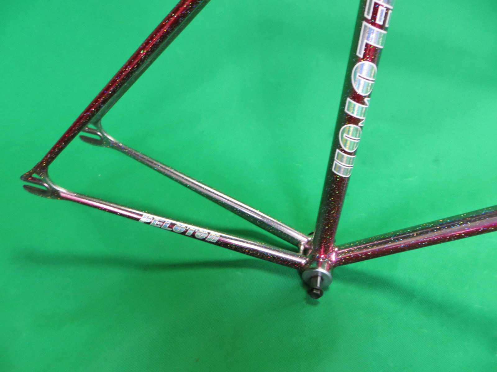 PELOTON // mach-silver + red metallic fade + flake // 50.5cm – NJS