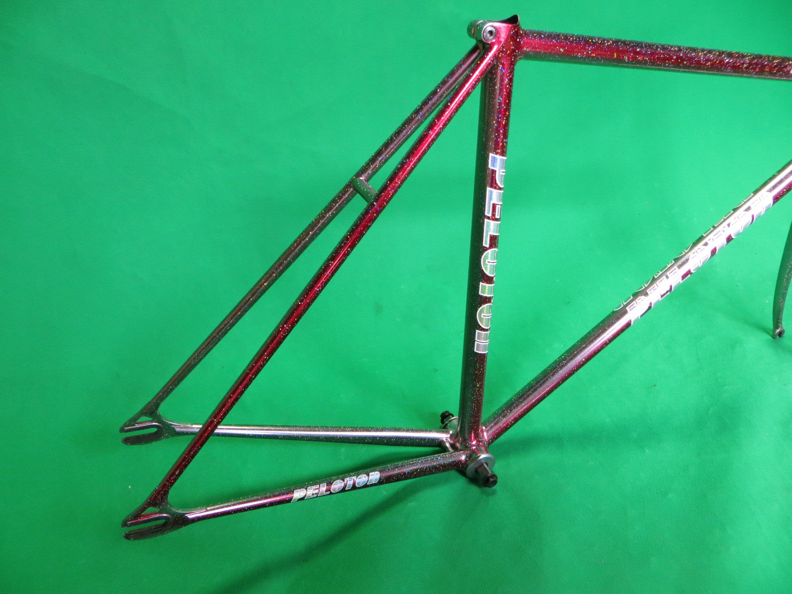 PELOTON // mach-silver + red metallic fade + flake // 50.5cm – NJS