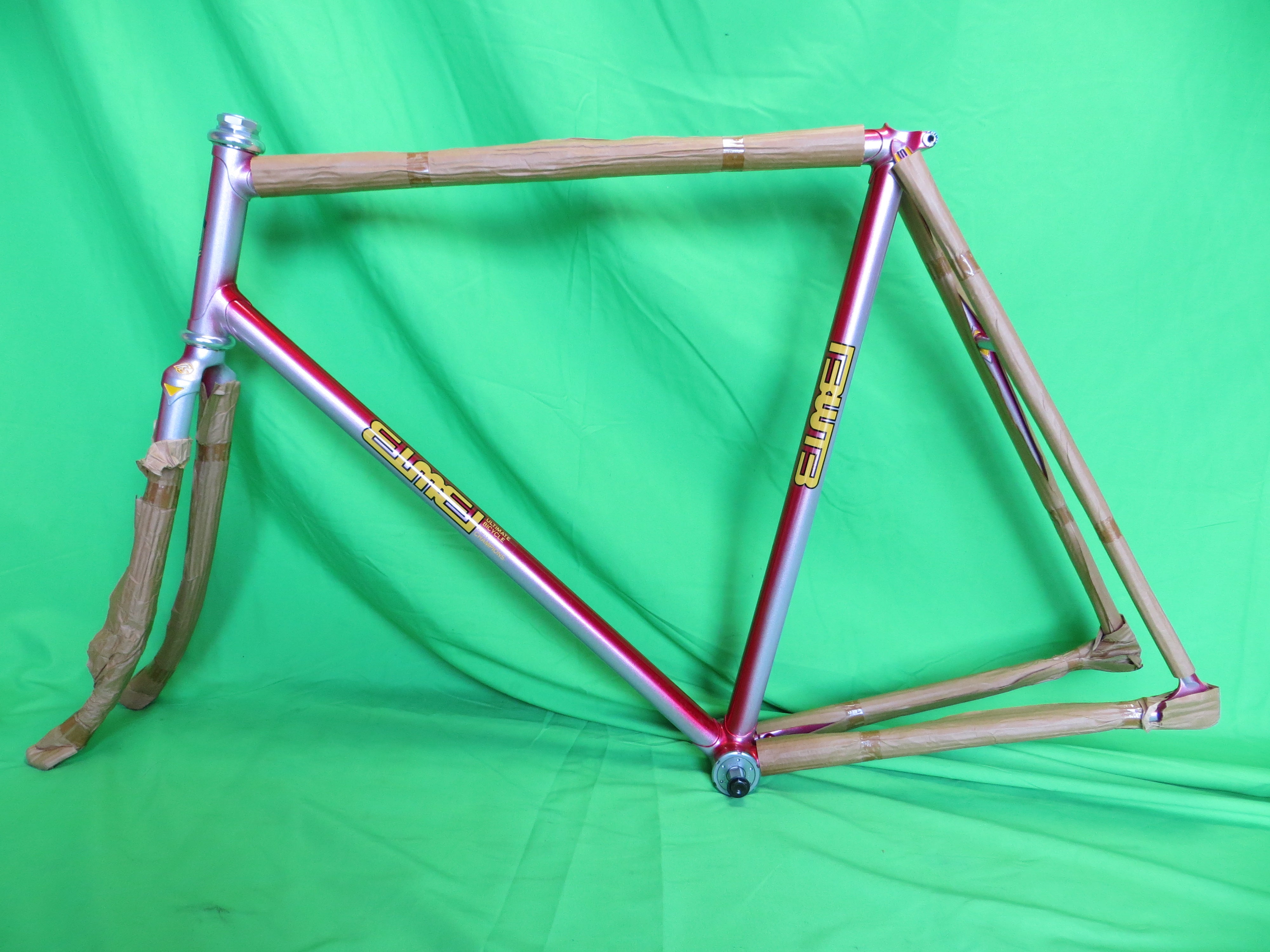 Rare! Never Used! /  EIMEI // Red / Silver Fade // 57cm / Campagnolo trackends / Cinelli Fork Crown BB Shell