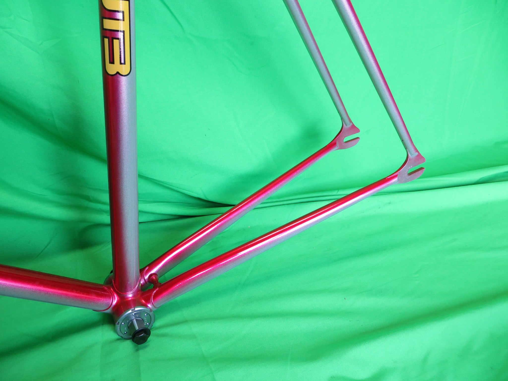 Rare! Never Used! / EIMEI // Red / Silver Fade // 57cm