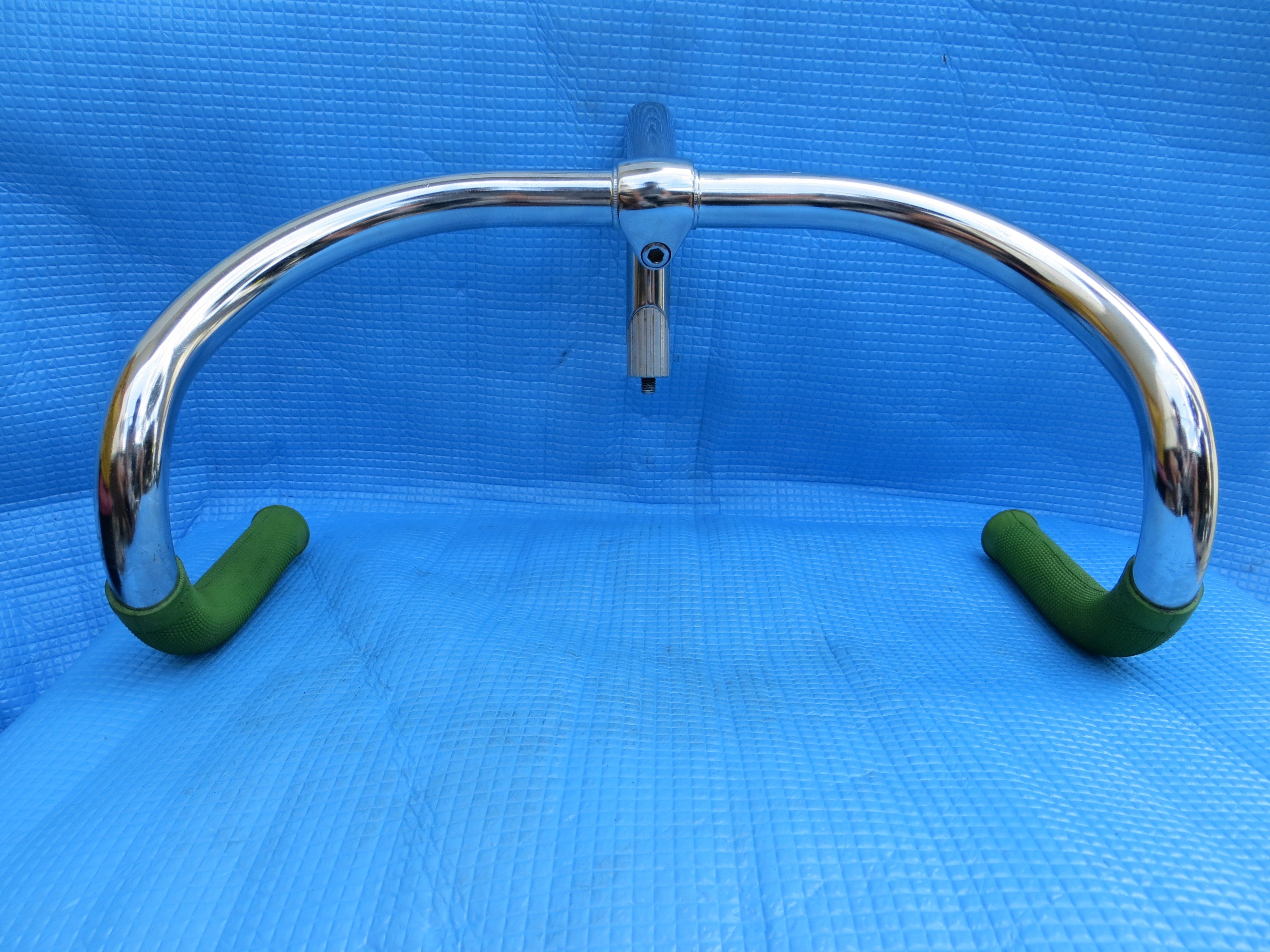 B123 380mm Steel NJS Handlebar, Nitto Jaguar 90mm/58 degree Steel NJS Stem, Soyo Grips (22081603)