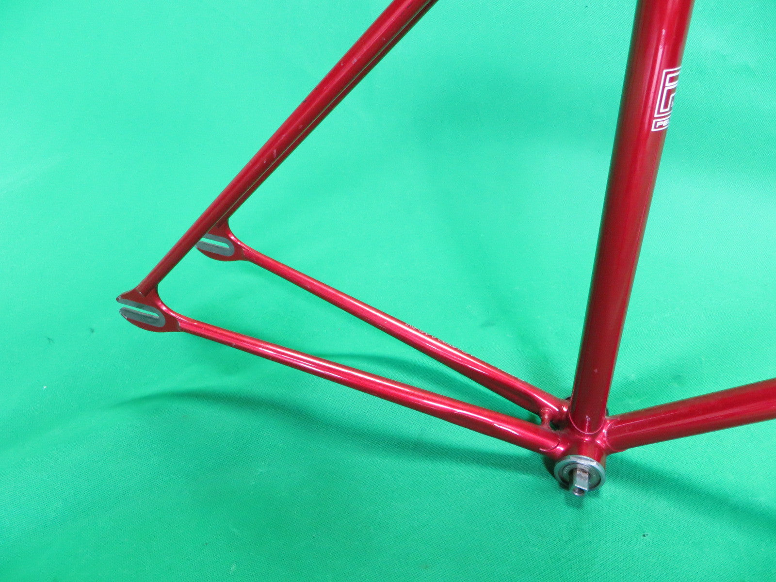 PELOTON // Metallic Red // 49.5cm – NJS EXPORT