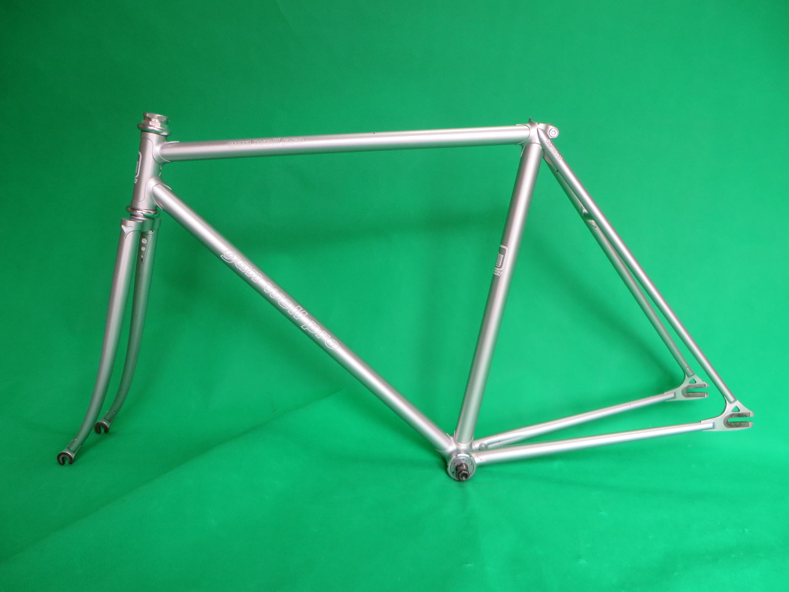 Gan Well Pro // Silver // 50.5cm – NJS EXPORT