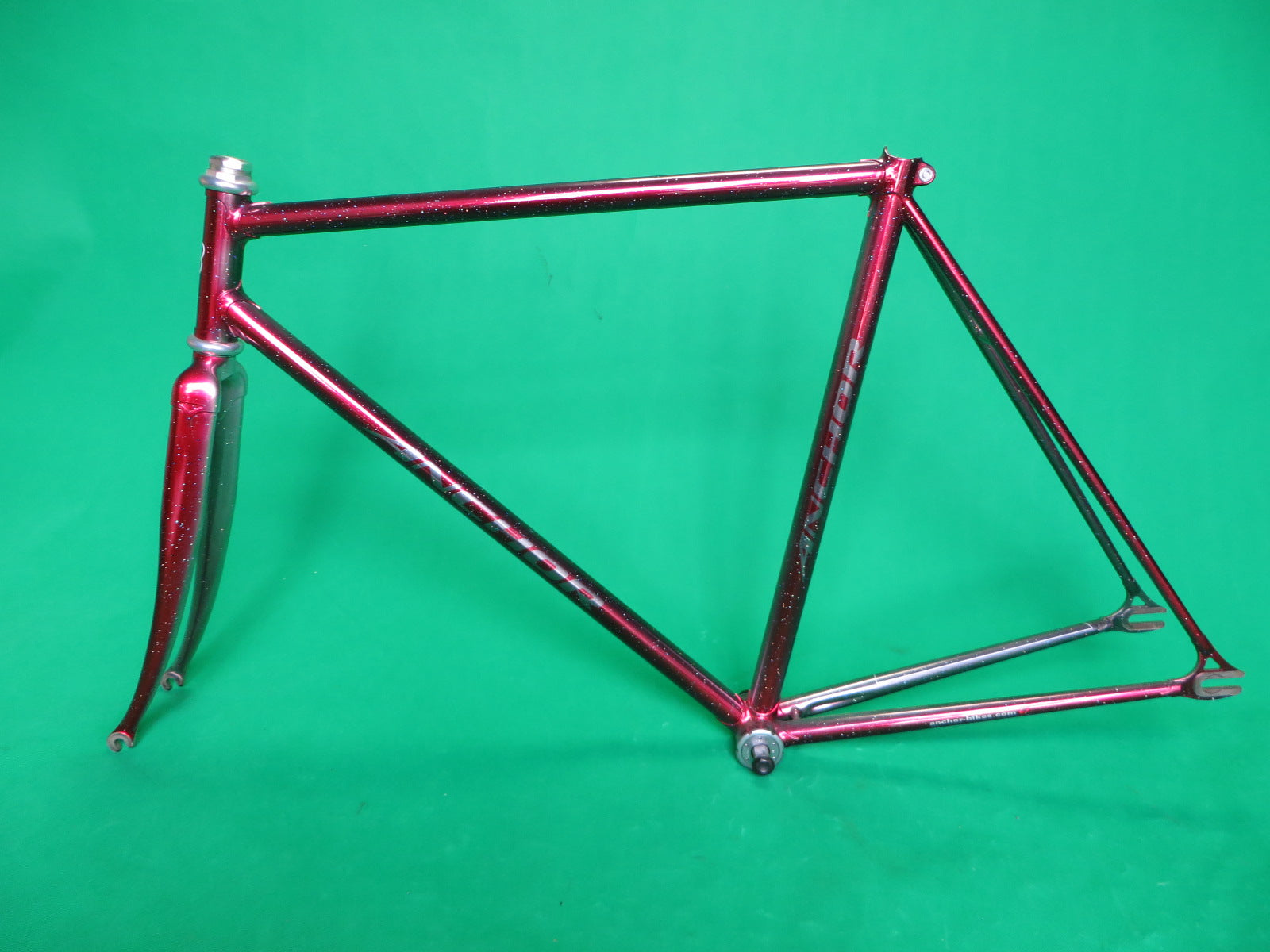 Anchor  // Mach Silver Candy Red Fade with rainbow flake // 52.5cm